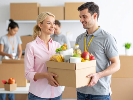 Ehrenamtliche geben Lebensmittel freundlich aus