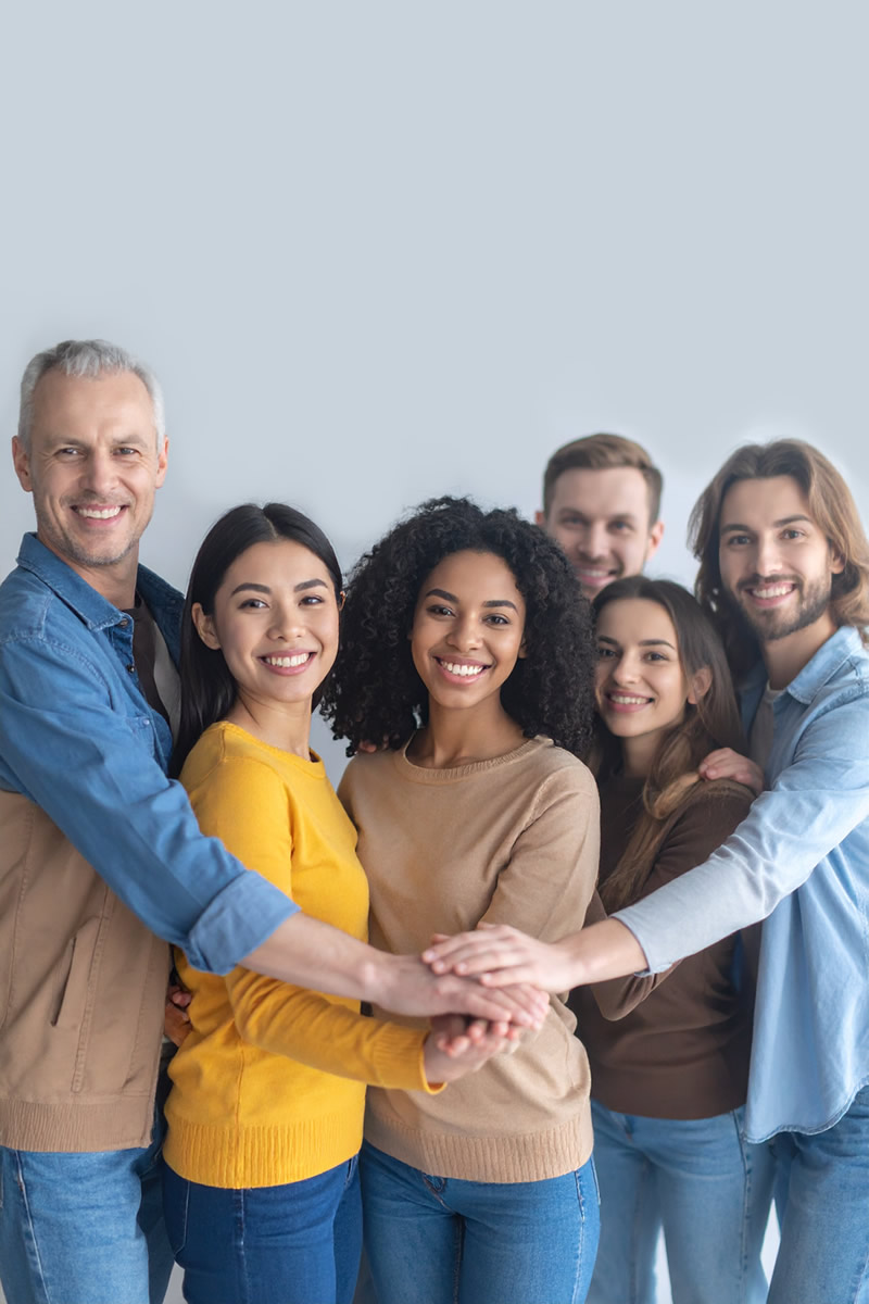 Kisten mit Lebensmitteln und Ehrenamtliche