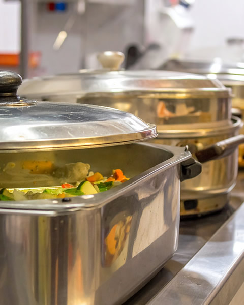 Küche mit vorbereiteten Speisen