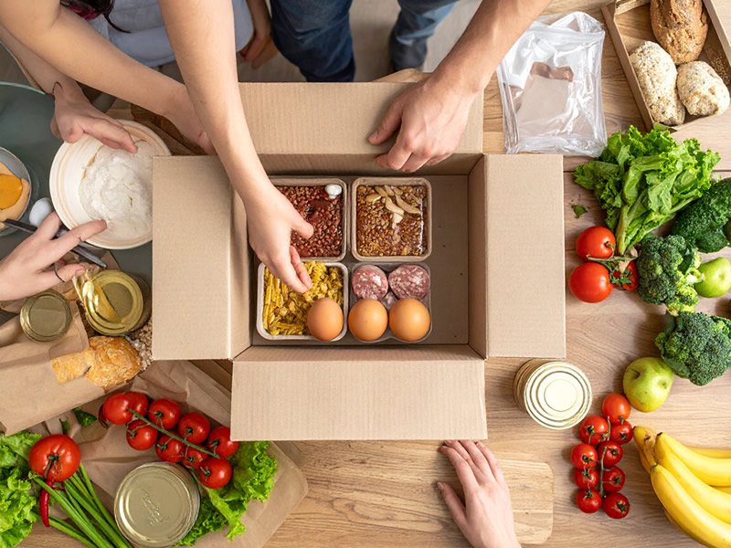 Kiste mit gespendeten Lebensmitteln