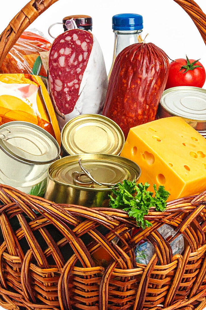 Kisten mit gespendeten Lebensmitteln